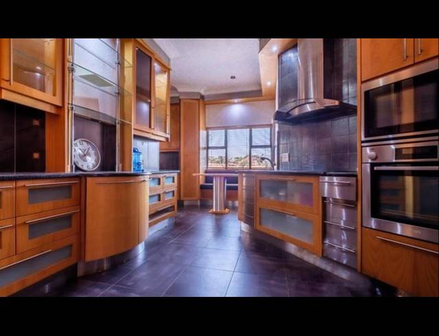 6 BEDROOM HOUSE FOR SALE IN BASSONIA